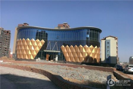 凌云·金域华城-楼盘详情-葫芦岛腾讯房产_cninr 由凌云地产2010年倾情打造鱼尾狮广潮在教育园区现已竣工,凌云地产万平米的休闲广场,供滨城老百姓休闲娱乐。凌云金域华城,300000平米新加坡风情美宅,以独特的生活方式将为您呈现热带风情园林的香缇雅境,再现花园城市的完美画卷,演绎都市生活的华灯初上。凌云金域华城狮城天下,尊荣人生,巅峰大盘即将腾空问世。凌云金域华城相约圣淘沙,浪漫长久远。情系新加坡,点亮新生活。凌云金域华城期待您的品鉴。